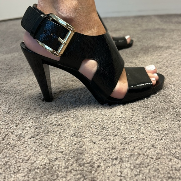 They are a black heel, comfortable and very pretty. - Picture 2 of 4